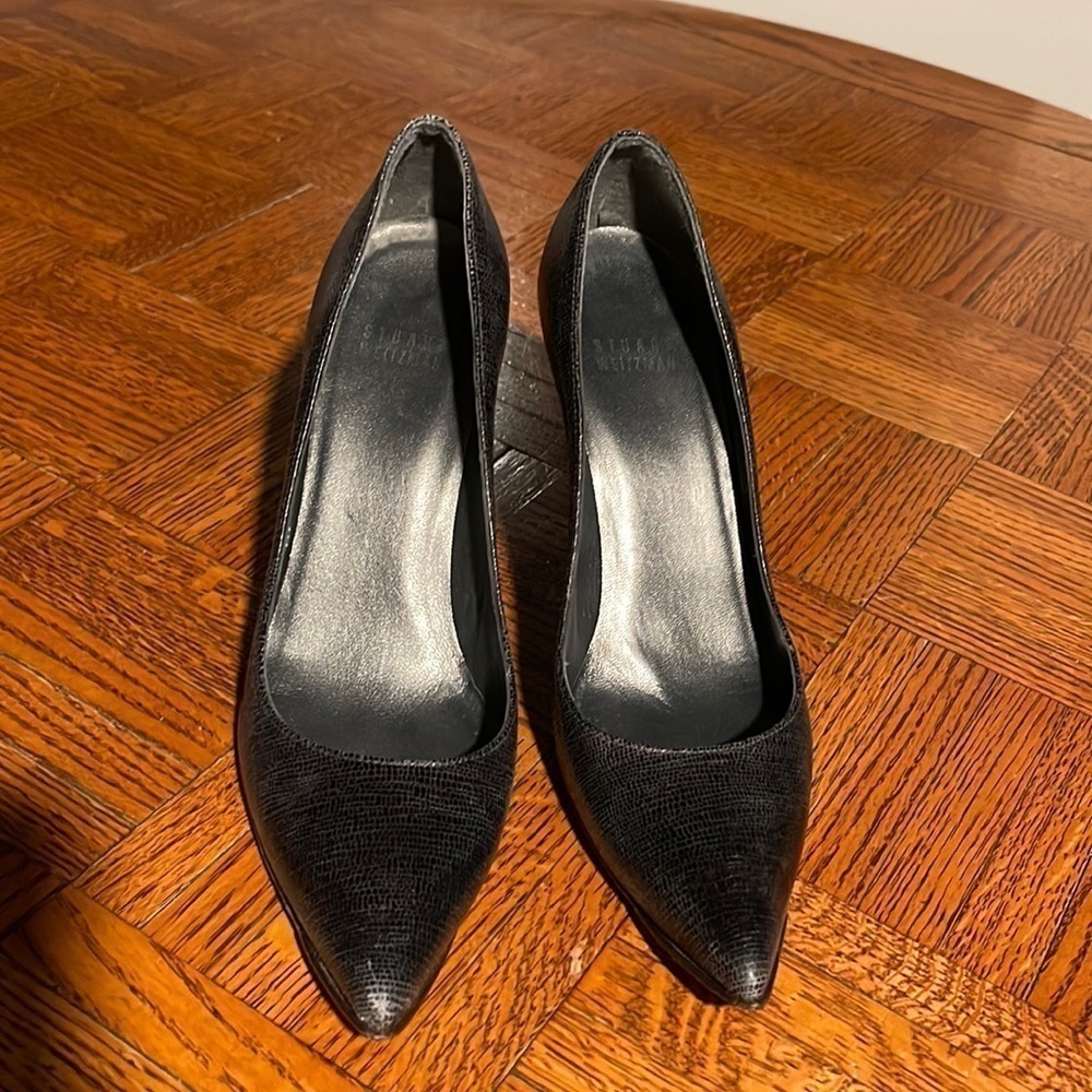 Stuart Weitzman Croc Embossed Leather Pumps. Excellent condition. Size 7